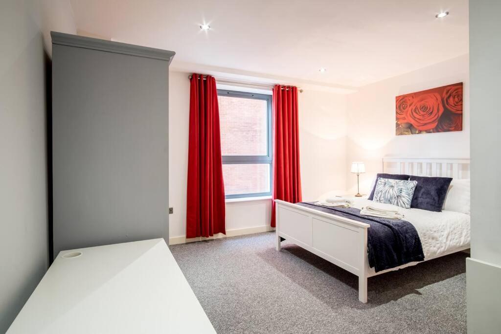 Large 2 Bed, 2 Bath, Free Parking & Wifi *